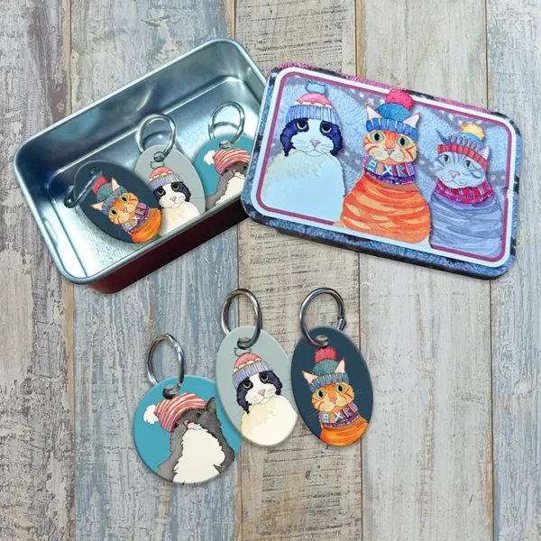 cajita con marcadores gatos